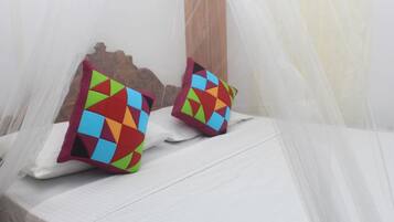 Deluxe Tree House | Desk