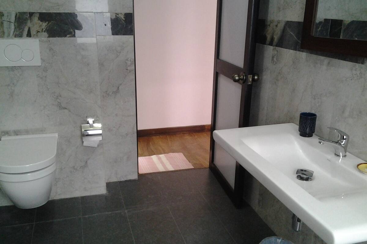 Badkamer met wastafel