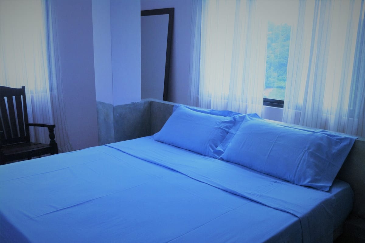 Chambre panoramique, 1 très grand lit | Draps italiens de Frette, literie de qualité