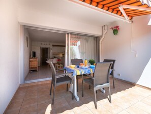 Outdoor dining - Le Cormoran by Interhome (Port Camargue)