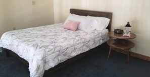 Een strijkplank/strijkijzer, wifi, beddengoed