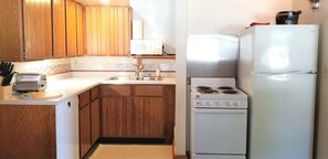 Geladeira, micro-ondas, fogão, cooktop