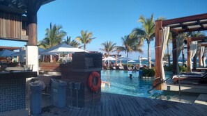 Property grounds - Villa with studio- 1 bedroom- 2 bedrooms, 1 1/2 or 2 1/2 with shower and jacuzzi. (Cancun Playa del Carnen)