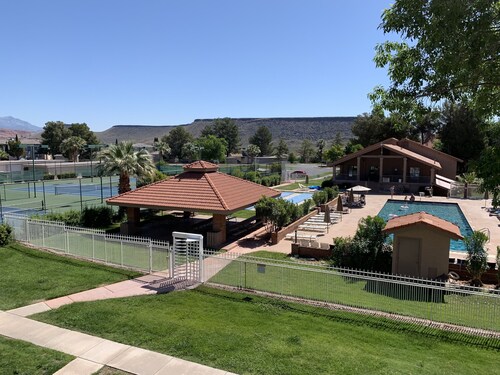 Tilava, päivitetty Sports Village Condo 2 BD 2 BA