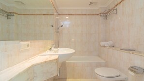 A bathroom with a sink, mirror, toilet, and shower. - MASSANET (BA) - Comfy apartment with small terrace and 250 metres from the beach Free WiFi (Capdepera)