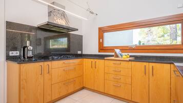 Een koelkast, een magnetron, een oven, een kookplaat