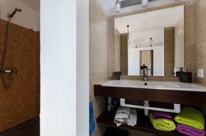 Chuveiro/banheira combinados, secador de cabelo, toalhas de banho 