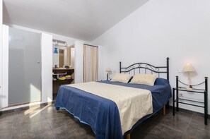 4 slaapkamers, een strijkplank/strijkijzer, gratis wifi, beddengoed