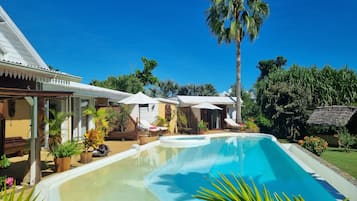 Outdoor pool, pool loungers