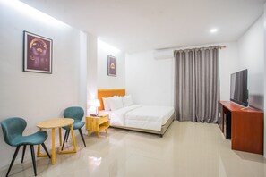 Rom – superior | Minibar, safe på rommet, blendingsgardiner og strykejern/-brett