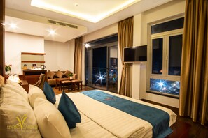 Habitación Deluxe, 1 cama de matrimonio grande, vistas al jardín | Minibar, caja fuerte, cortinas opacas y sistema de insonorización