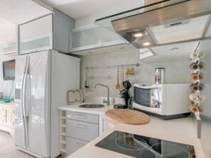 Réfrigérateur, micro-ondes, lave-vaisselle, chaise haute