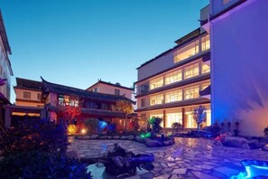 Fachada de la propiedad por la tarde o noche