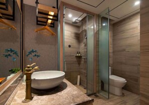 Family Suite | Bathroom | Shower, free toiletries, towels, soap - Floral Hotel · Lijiang Zangyuan (Lijiang)