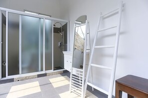 Biệt thự Deluxe | Phòng tắm | Dép đi trong nhà, khăn tắm, xà phòng, dầu gội