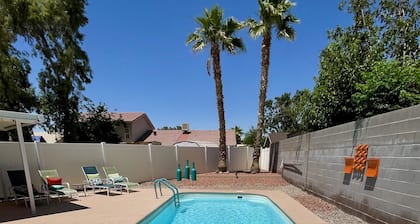 Your Place in the Sun! Quiet House, Heated Private Pool, Hot Tub