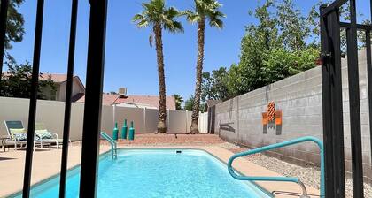 Your Place in the Sun! Quiet House, Heated Private Pool, Hot Tub
