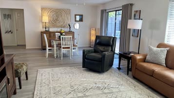 Una Smart TV, un reproductor de DVD, libros, un reproductor estéreo