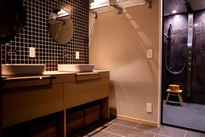 Kostenlose Toilettenartikel, Haartrockner, Hausschuhe, Bidet
