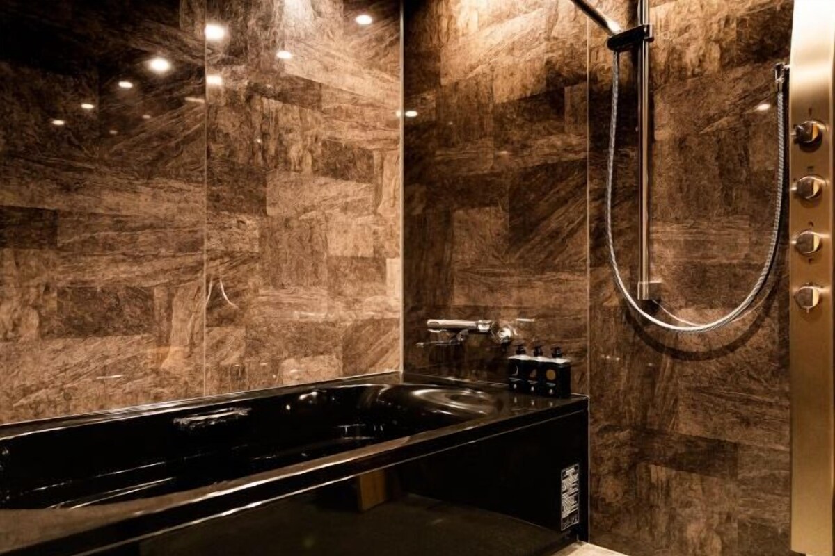 Baño | Artículos de higiene personal gratuitos, secador de pelo y zapatillas