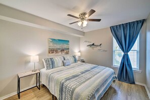 2 bedrooms, Internet, bed sheets - Corpus Christi Condo w/ Pool Access, Walk to Beach (Corpus Christi)