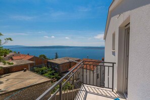 Property grounds - Holiday apartment with outdoor pool (Dramalj)