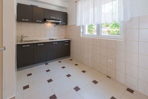 冷蔵庫、電子レンジ、コンロ、コーヒー / ティーメーカー