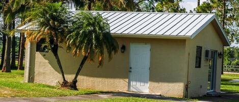 المنشأة من الخارج