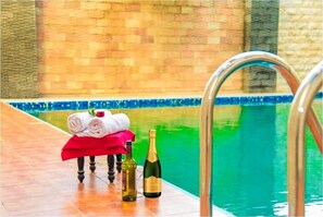 Indoor pool, outdoor pool - Misukiplaza Hotel (Ragama)