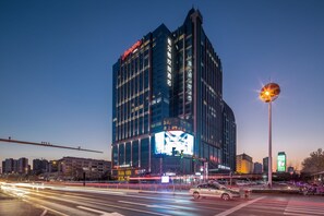 Fassade der Unterkunft – Abend/Nacht