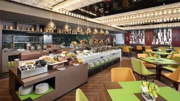 Daily buffet breakfast (CNY 88 per person)