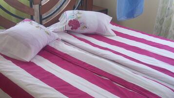 4 habitaciones y tabla de planchar con plancha