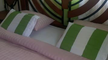 4 habitaciones y tabla de planchar con plancha