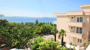A multi-story building with a view of the sea. - Holiday apartment near the beach with shared hot tub (Dramalj)