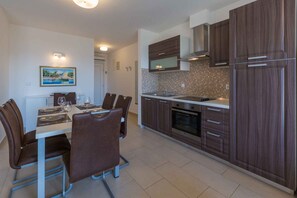 冷蔵庫、電子レンジ、オーブン、コンロ