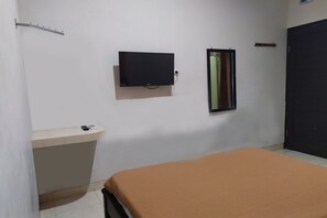 Standard Double Room | Free WiFi, bed sheets - OYO 2654 Yulia Guesthouse Near Kopi Bajawa Flores NTT Tebet (Jakarta)