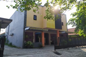 Exterior - OYO 2654 Yulia Guesthouse Near Kopi Bajawa Flores NTT Tebet (Jakarta)