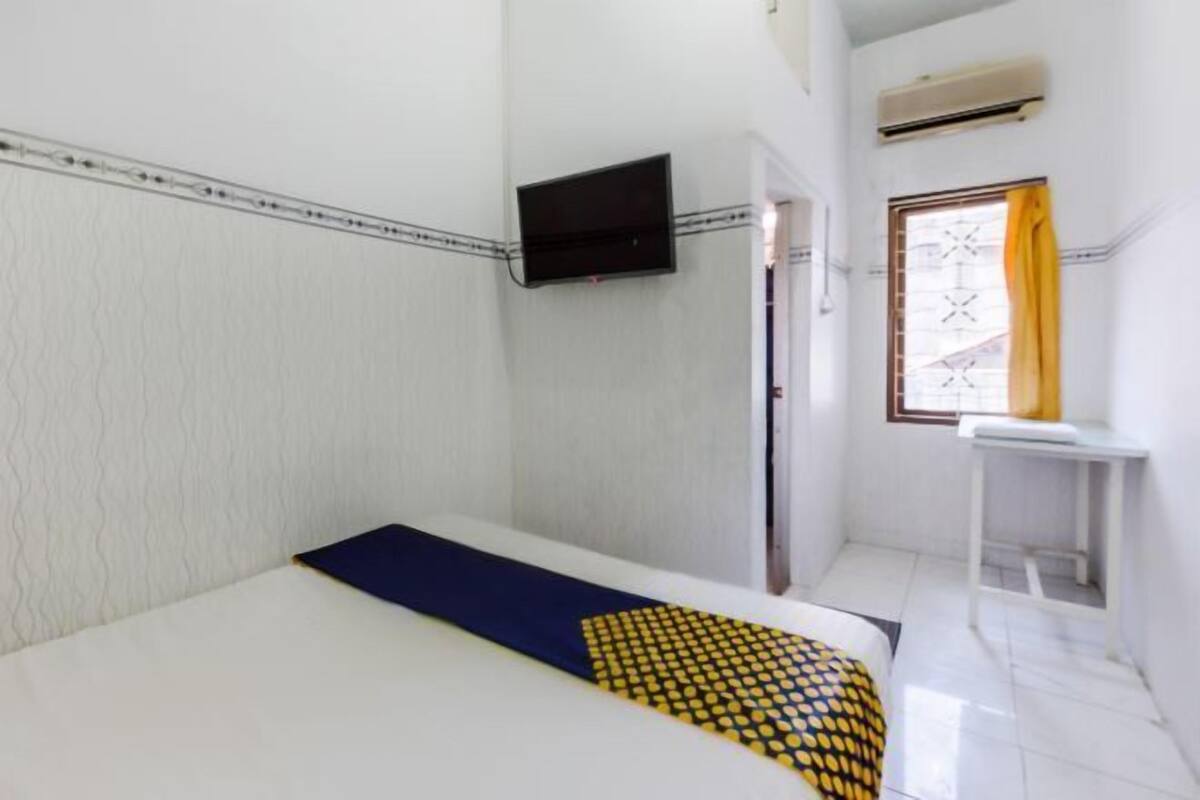 Escritorio, wifi gratis y ropa de cama