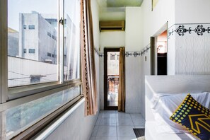 Desk, free WiFi, bed sheets - OYO 2628 Kartini Residence (Jakarta)