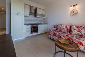 TV - Holiday apartment with sea view, terrace and whirlpool (Dramalj)
