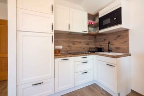 ثلاجة، ميكروويف، موقد طهي مسطح، غسالة أطباق