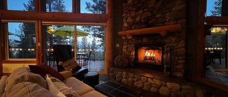 Smart TV, chimenea, futbolito, libros