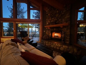Smart TV, chimenea, futbolito y libros 