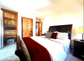 5 Schlafzimmer, Schreibtisch, Bügeleisen/Bügelbrett, kostenloses WLAN