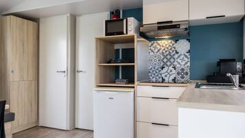 Fridge, microwave, dishwasher, cookware/dishes/utensils