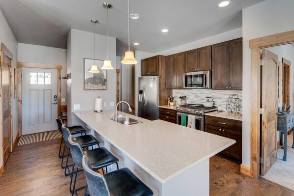 Kjøleskap, mikrobølgeovn, ovn og kokeplater