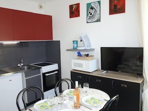 Refrigerador, microondas, horno y periquera