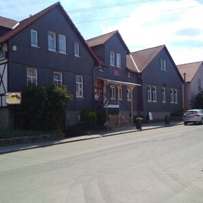 Vista frontal de la propiedad