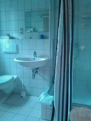 Shower, hair dryer, towels, soap - Landhotel Possendorf (Weimar)