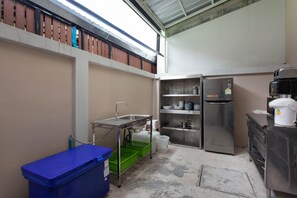 Fridge, microwave, oven, stovetop - 4-Bdr Fully-Equipped Private House (Kathu)